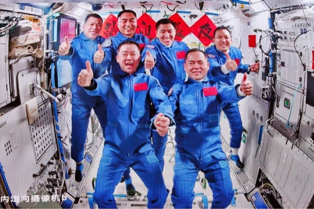 Basura espacial golpea una nave china y retrasa el regreso de la misión Shenzhou-20