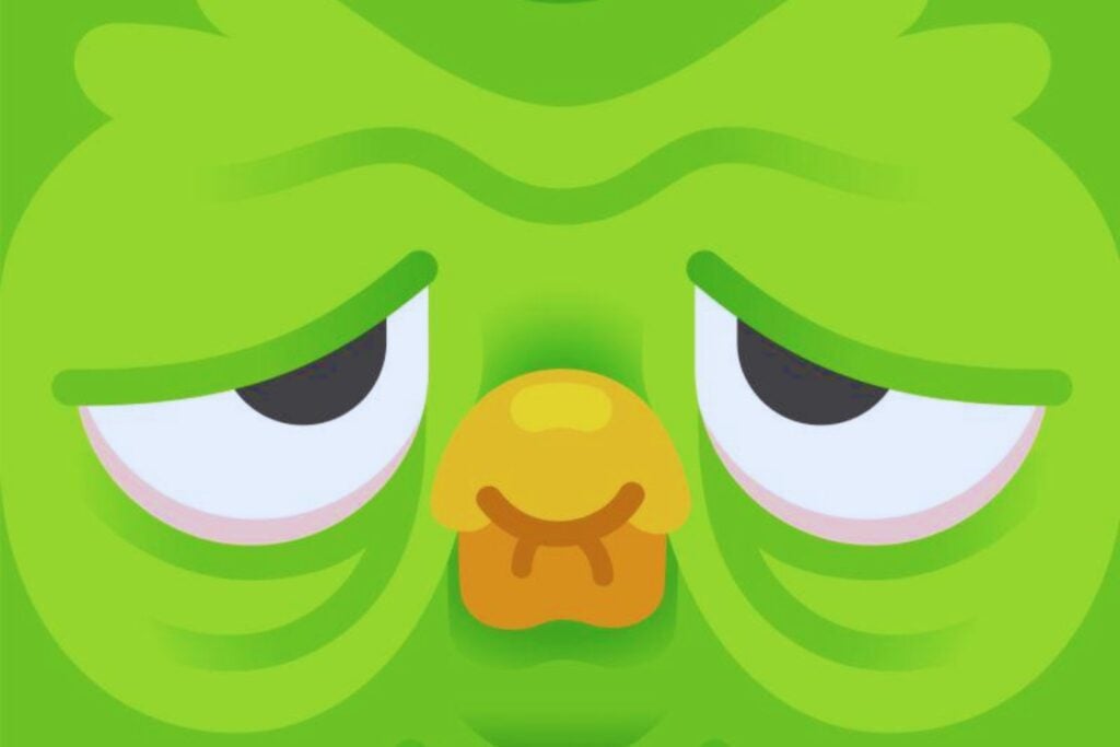 Duolingo pasó de ser la app “simpática” que todos amábamos a un gigante en crisis. Las decisiones estratégicas y la revolución de la IA la han dejado en la cuerda floja.