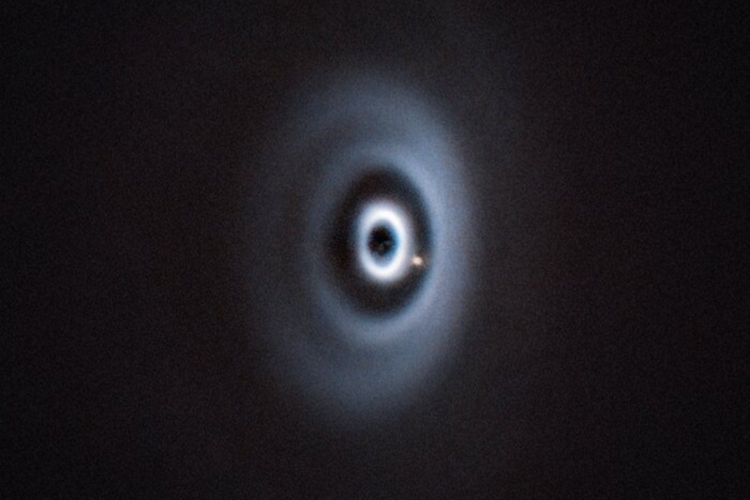 Esta es la primera imagen de un planeta “bebé” orbitando a su estrella. Un coloso de gas se abre paso entre anillos de polvo a 437 años luz de la Tierra.