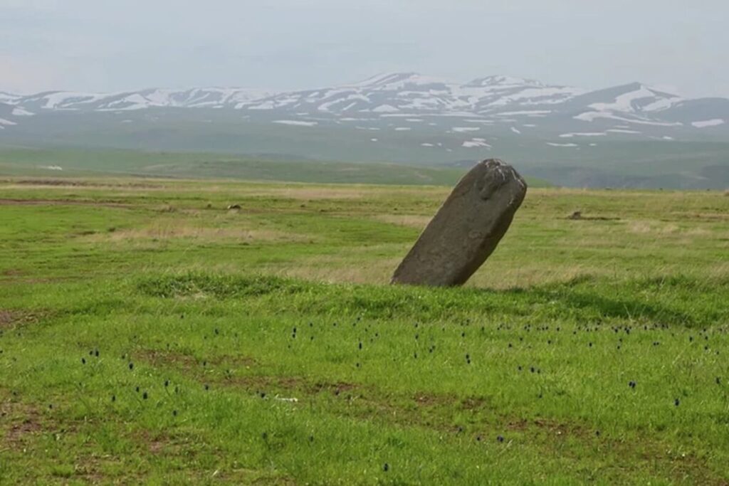 Las piedras de dragón ya tienen fecha y propósito. Un nuevo estudio demuestra que eran marcadores sagrados del agua hace más de seis milenios