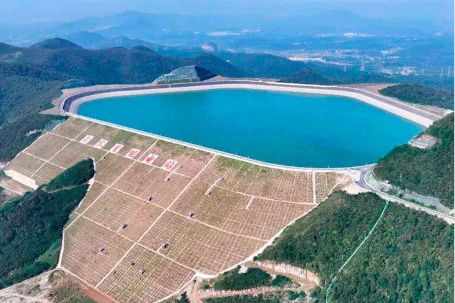 China inaugura la presa más alta del mundo: una “batería de agua” tan grande como un rascacielos