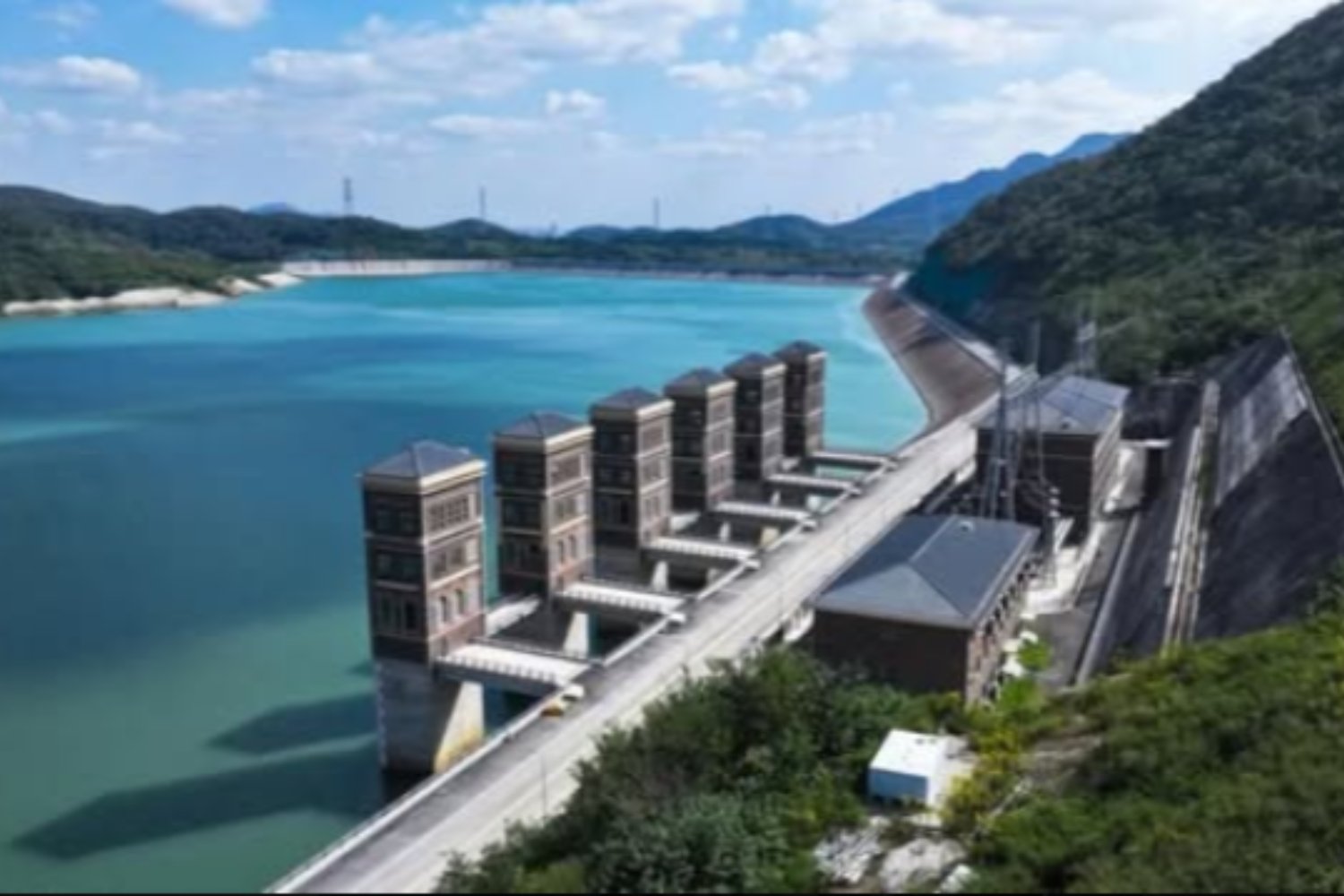 China inaugura la presa más alta del mundo: una “batería de agua” tan grande como un rascacielos