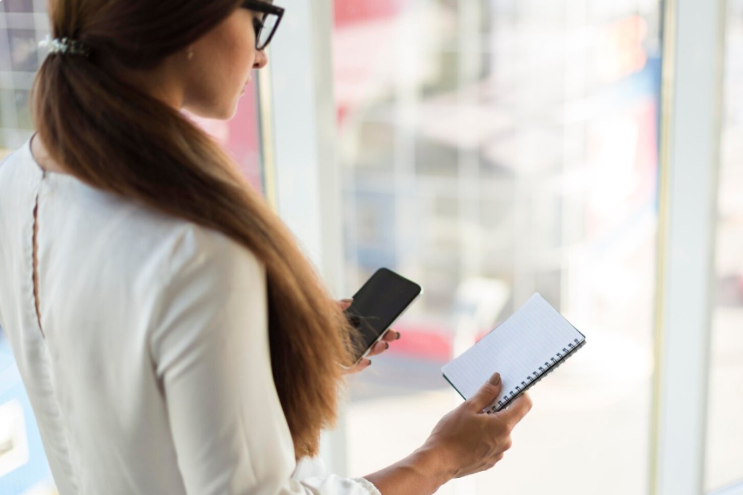 La trampa invisible en tu bolsillo: cómo revisar el móvil sin parar está borrando tu memoria