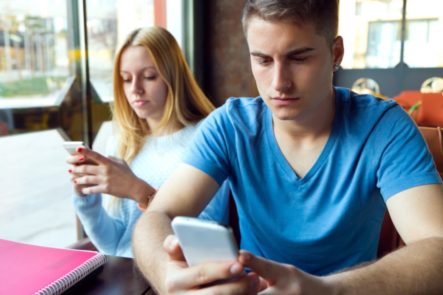 La trampa invisible en tu bolsillo: cómo revisar el móvil sin parar está borrando tu memoria