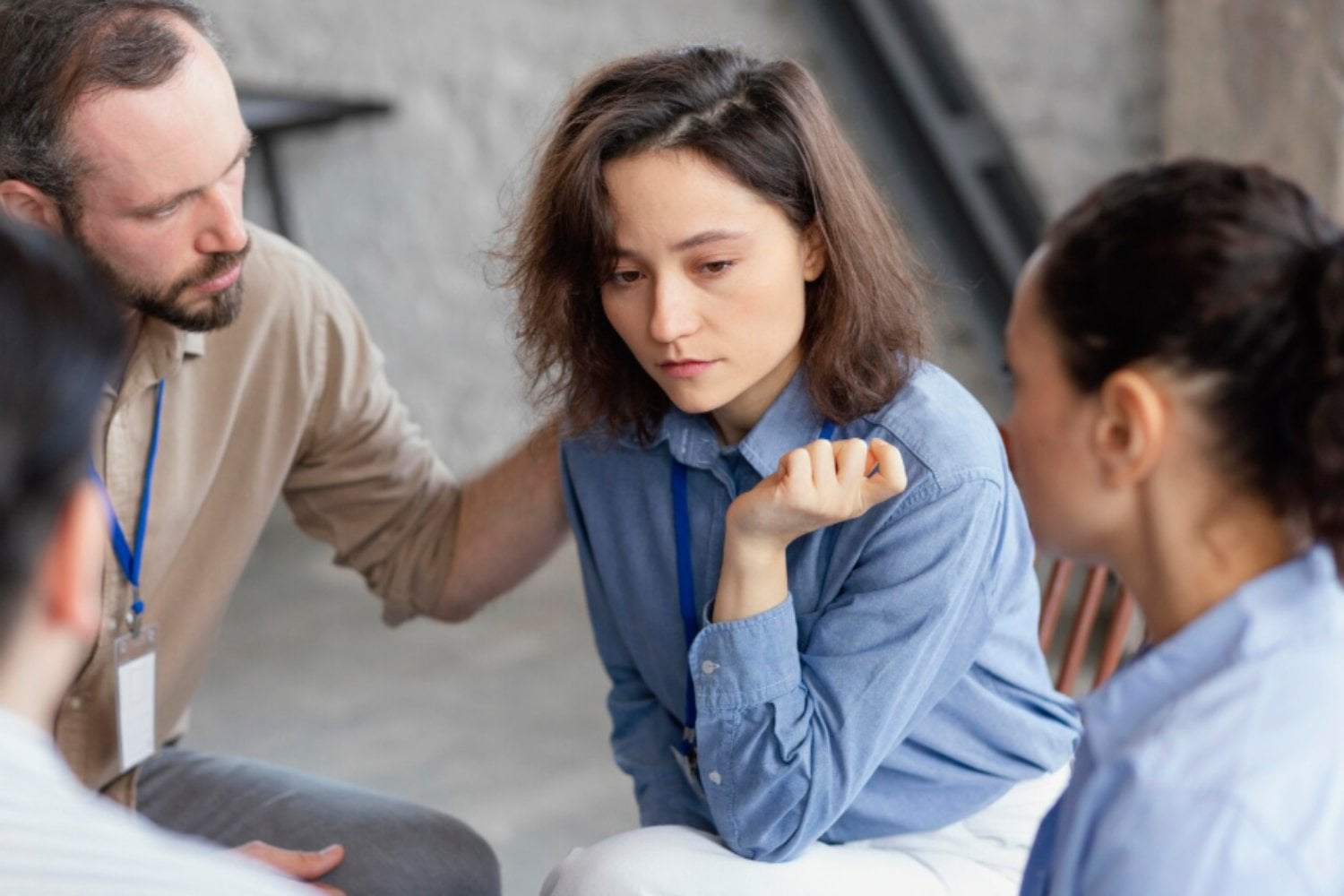 Empatía y palabras que curan: cómo hablar con alguien que sufre ansiedad social)
