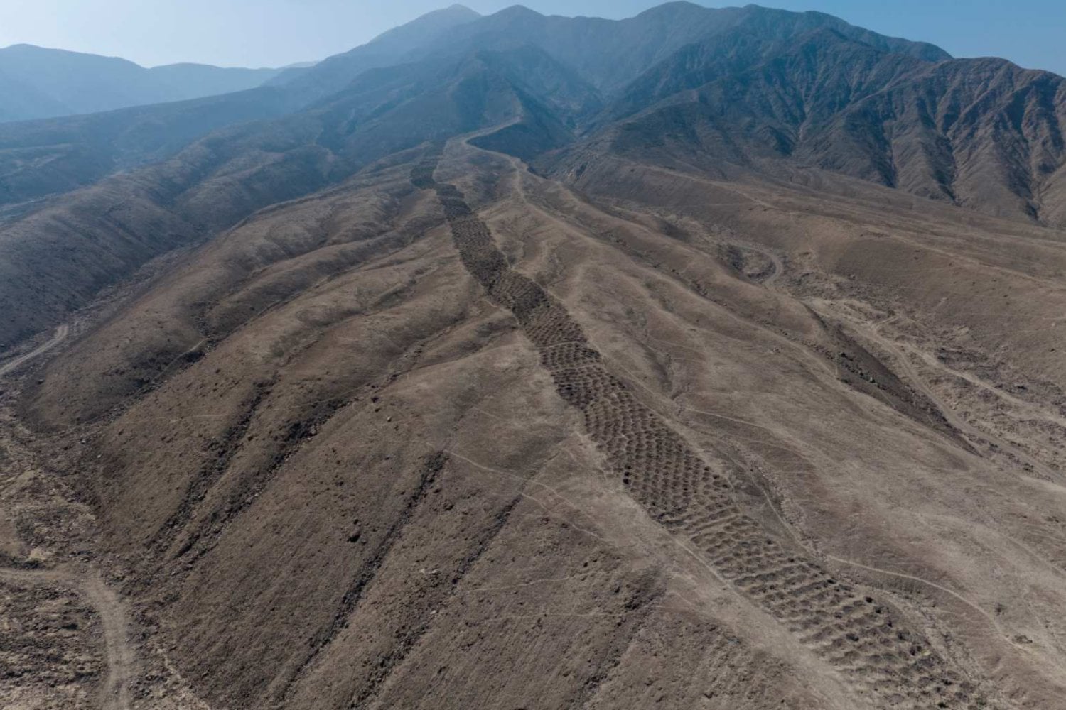 El misterio de los 5.200 agujeros en una montaña peruana: un dron revela que podrían ser la primera hoja de cálculo de América precolombina