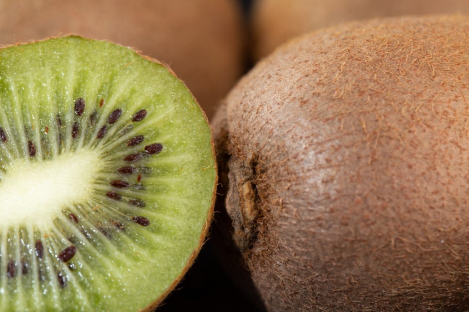 El error más común con el kiwi: por qué hay que lavarlo incluso si lo pelas