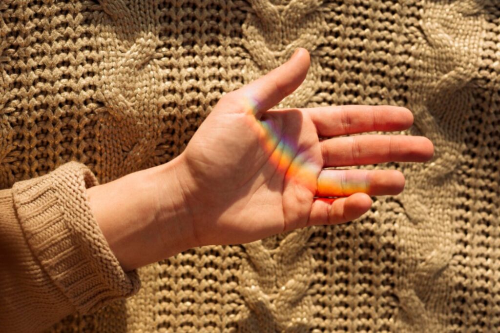 Científicos confirman un séptimo sentido humano: un “tacto remoto” que nos permite sentir objetos sin llegar a tocarlos