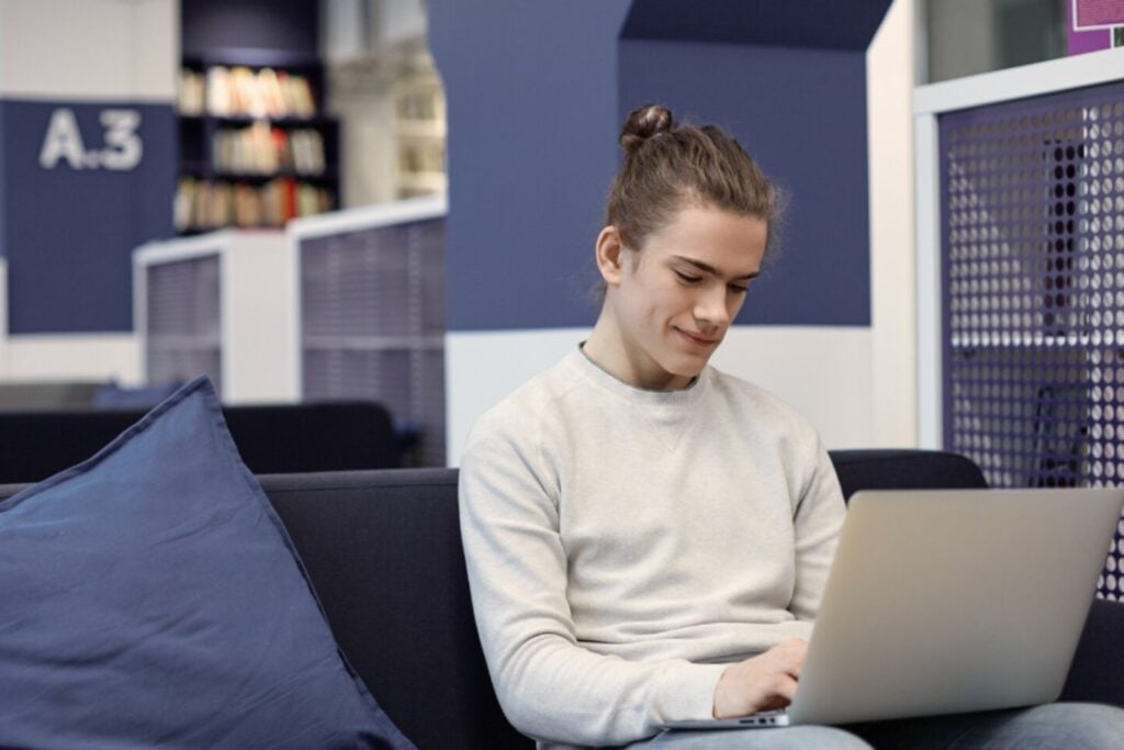 Violencia, deseo y desigualdad: el impacto del porno precoz en chicos y chicas