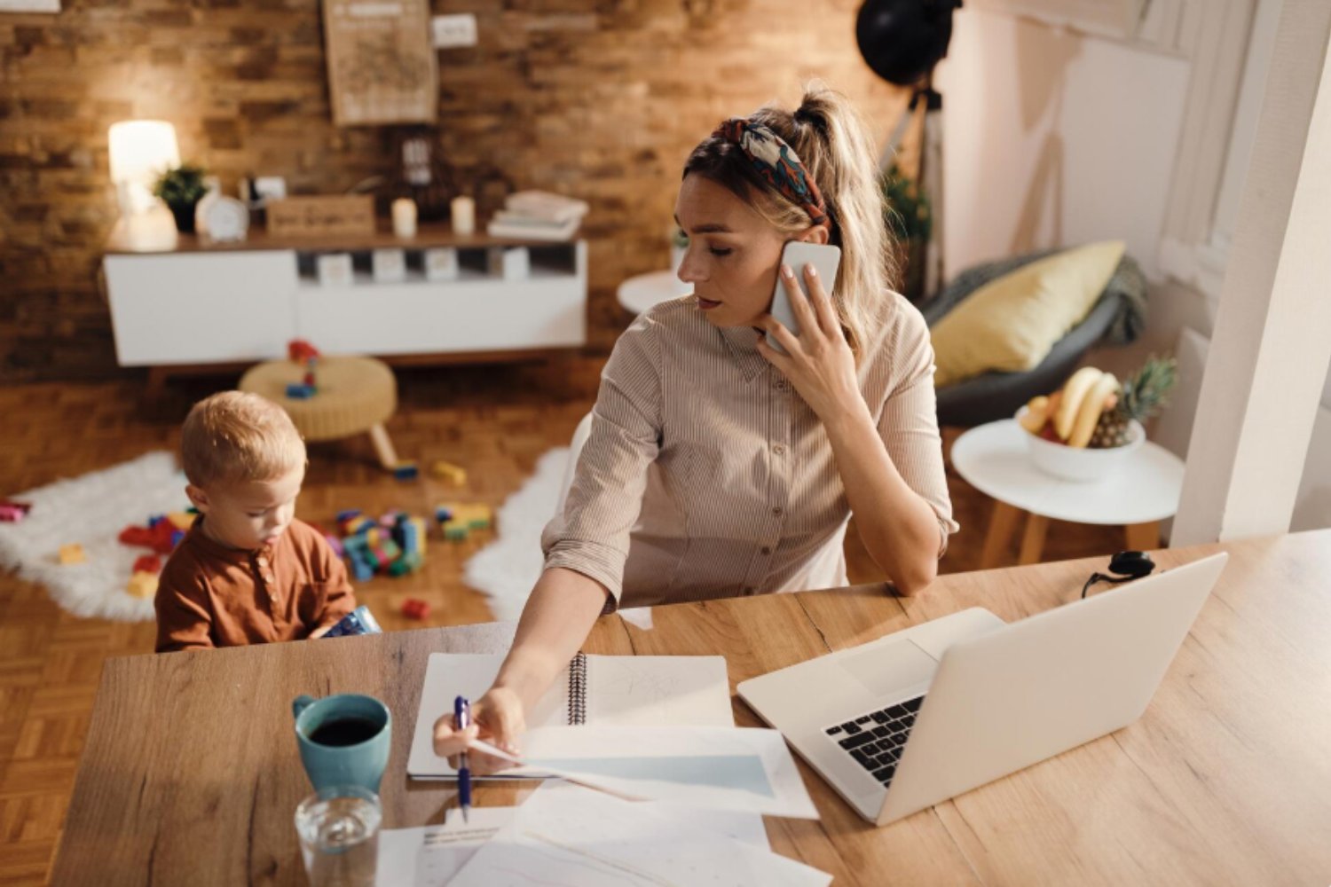 Madres que cuidan con culpa: ¿por qué la conciliación sigue siendo una utopía en España?