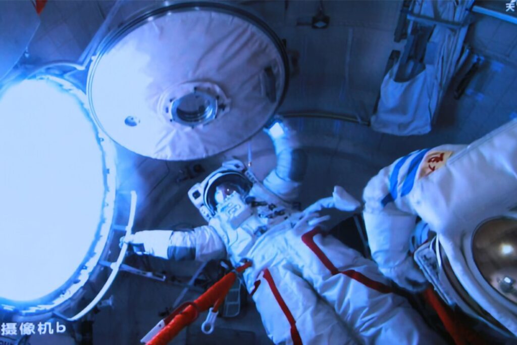 China guarda silencio sobre sus astronautas varados: las tres salidas posibles si la nave Shenzhou-20 está dañada