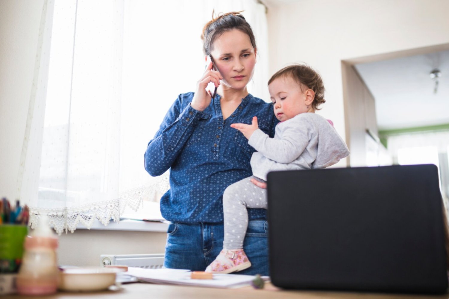 Madres que cuidan con culpa: ¿por qué la conciliación sigue siendo una utopía en España?