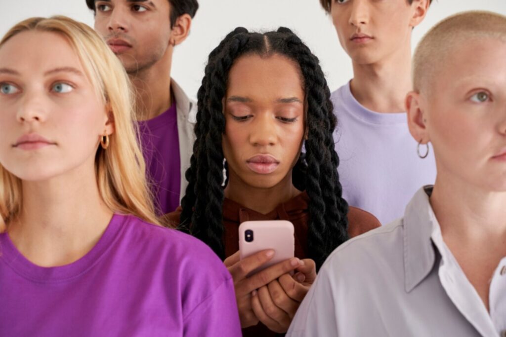 Empoderamiento y violencia digital: la paradoja de ser mujer en las redes