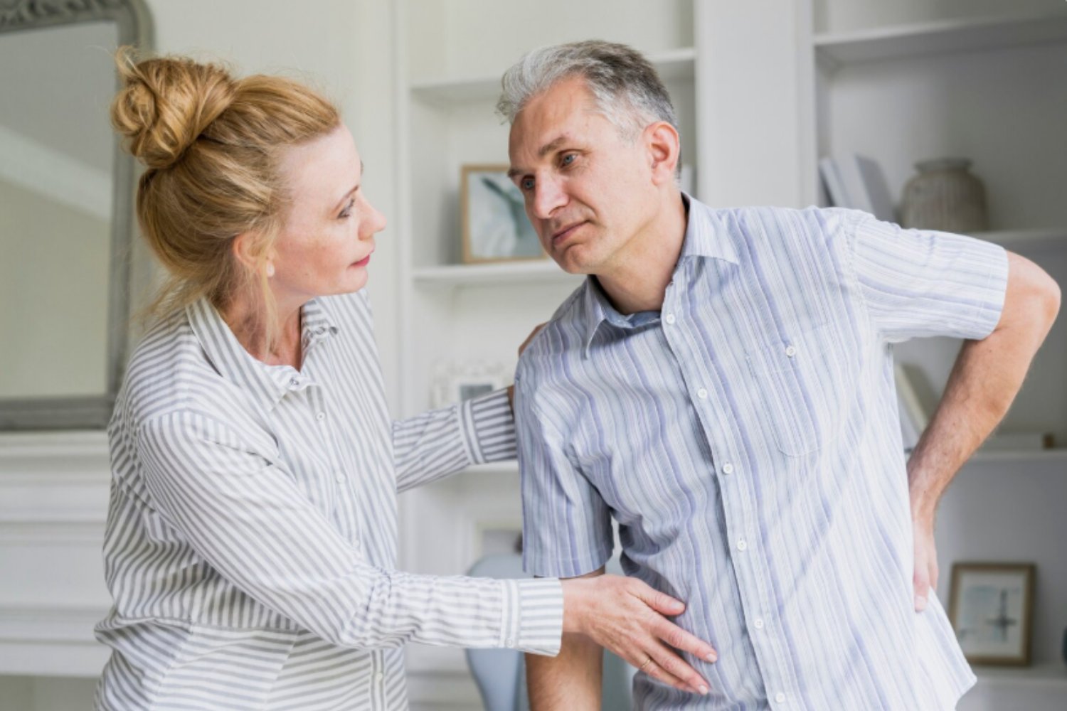 Cuando la espalda empieza a hablar: lo que revela el encorvamiento con los años)