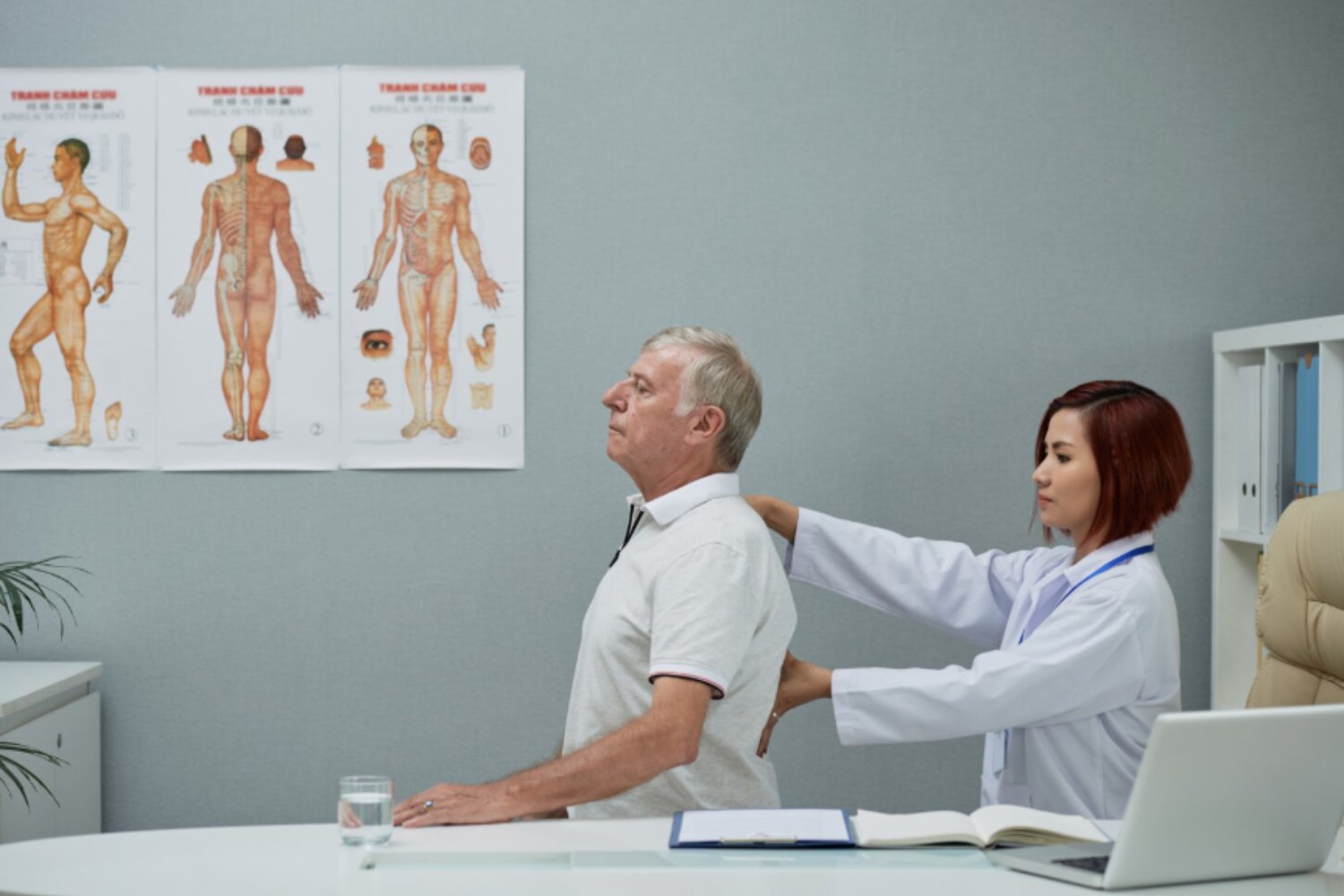 Cuando la espalda empieza a hablar: lo que revela el encorvamiento con los años