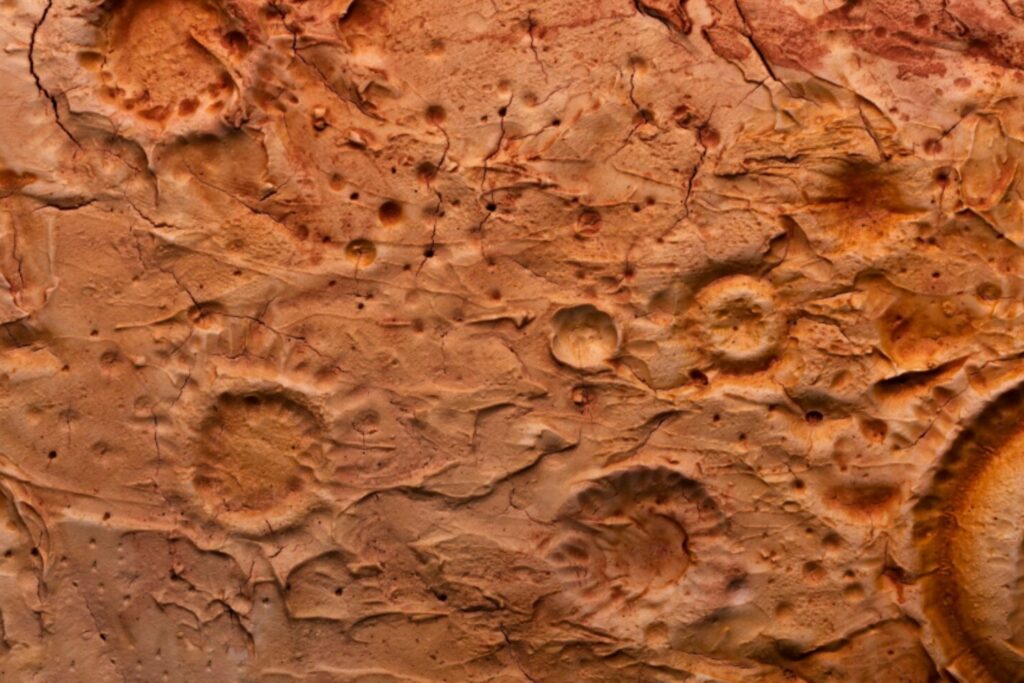 Marte esconde su pasado húmedo: descubren rastros de agua subterránea y cuevas formadas por erosión líquida