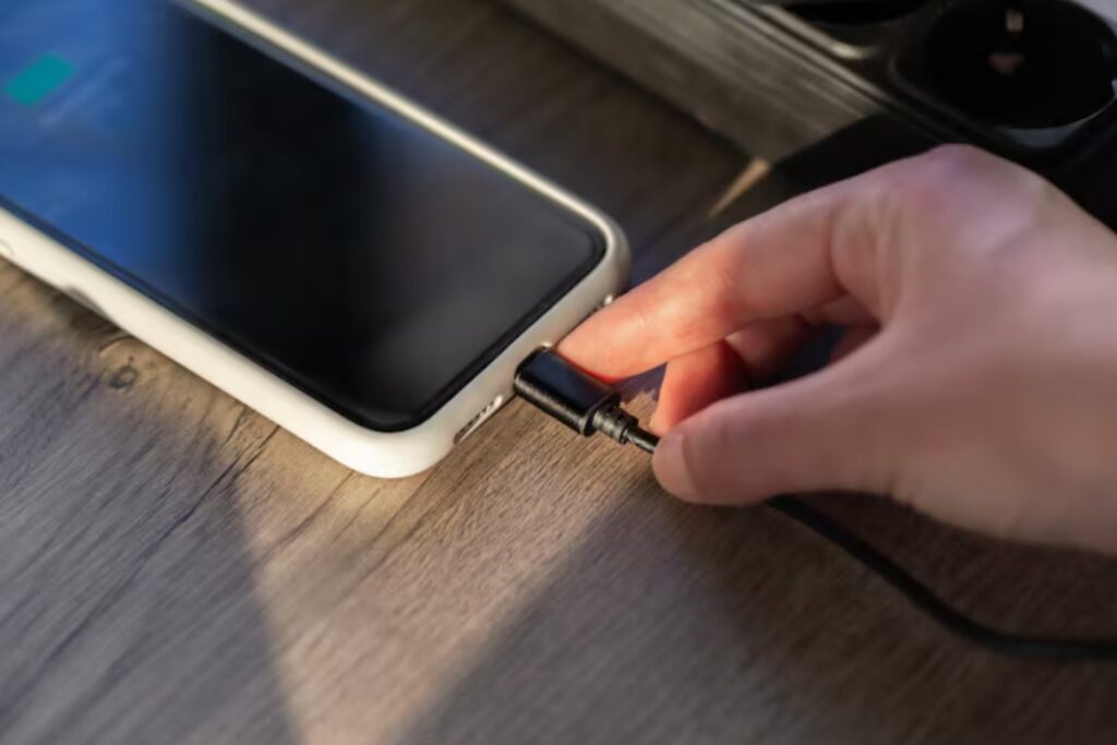 Cargar el móvil toda la noche parece práctico, pero acelera su desgaste: esto es lo que dice la ciencia