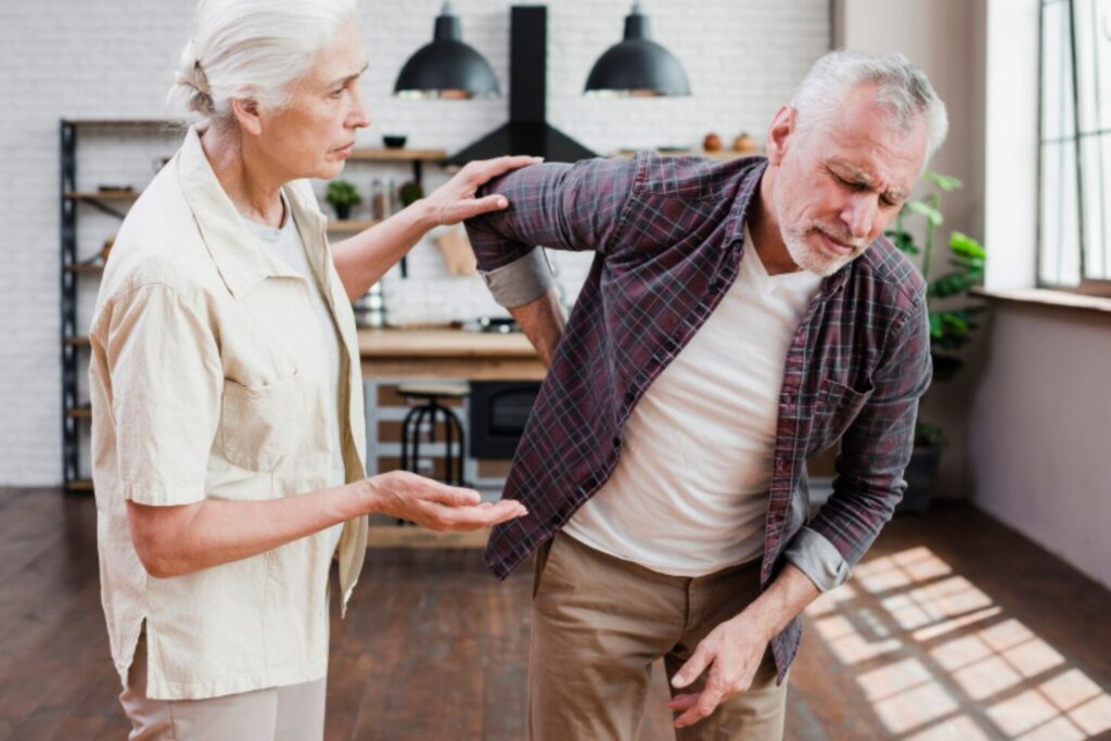 Cuando la espalda empieza a hablar: lo que revela el encorvamiento con los años