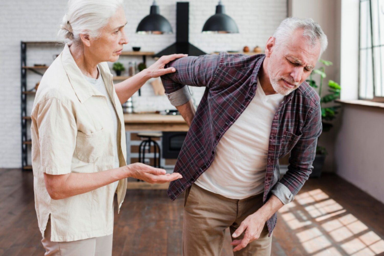 Cuando la espalda empieza a hablar: lo que revela el encorvamiento con los años