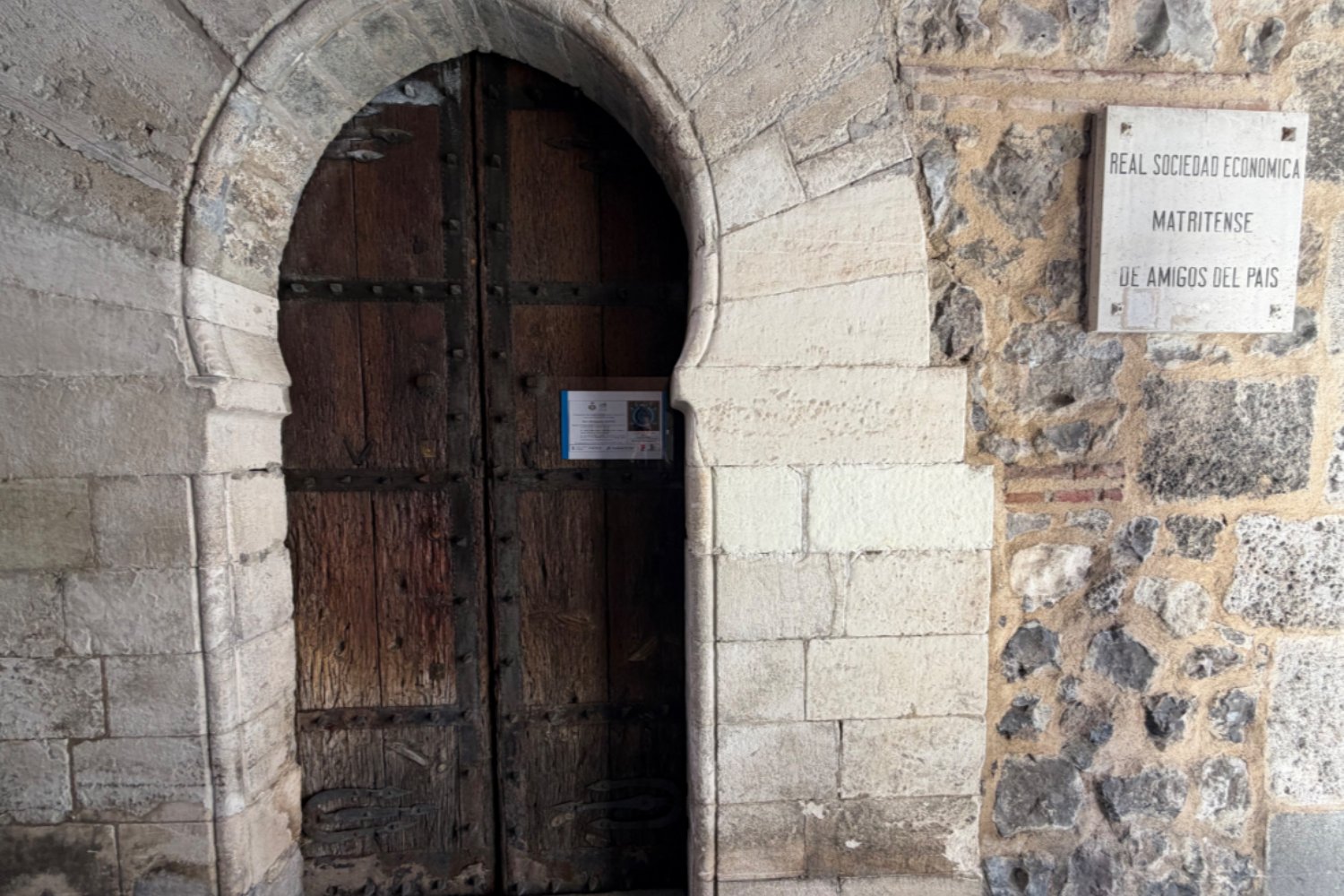 La puerta más antigua de Madrid estaba escondida a simple vista: más de 600 años en la calle del Codo
