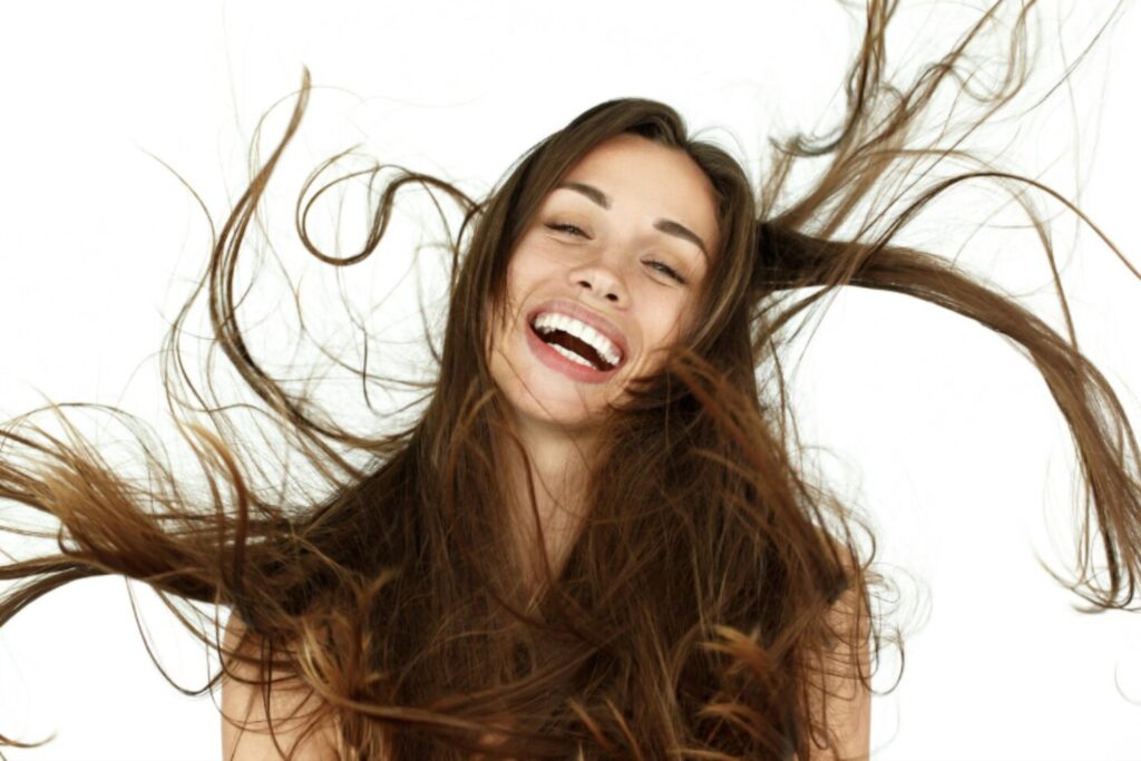 Por qué tenemos tanto pelo en la cabeza (y tan poco en el resto del cuerpo): la respuesta evolutiva según la biología