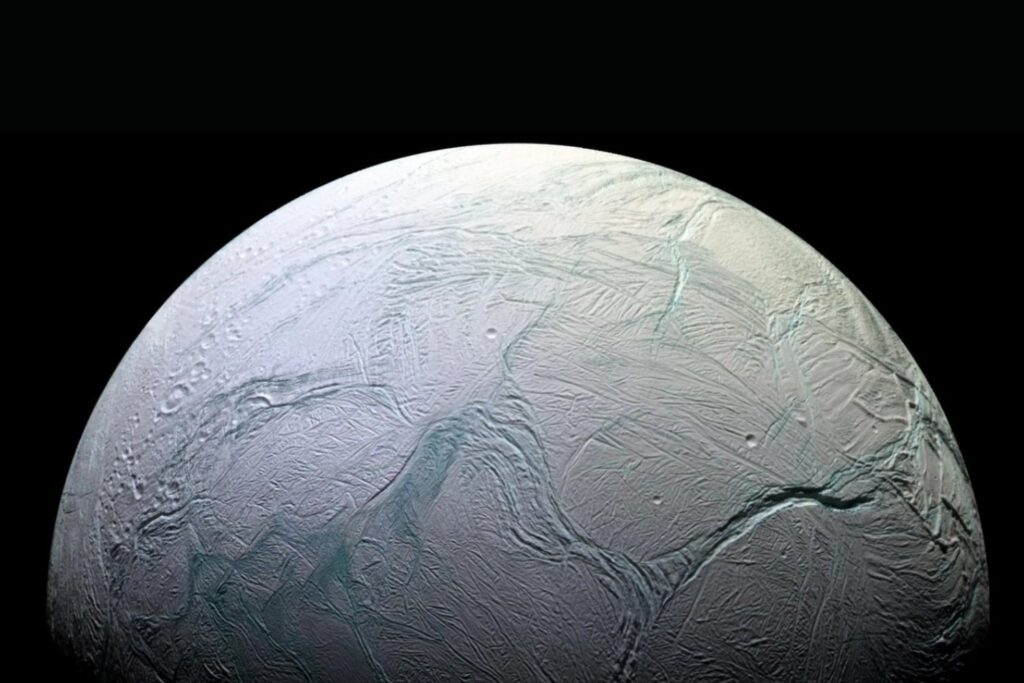 Encélado: la luna que no deja de sorprender y que ya es “el principal candidato” para albergar vida fuera de la Tierra