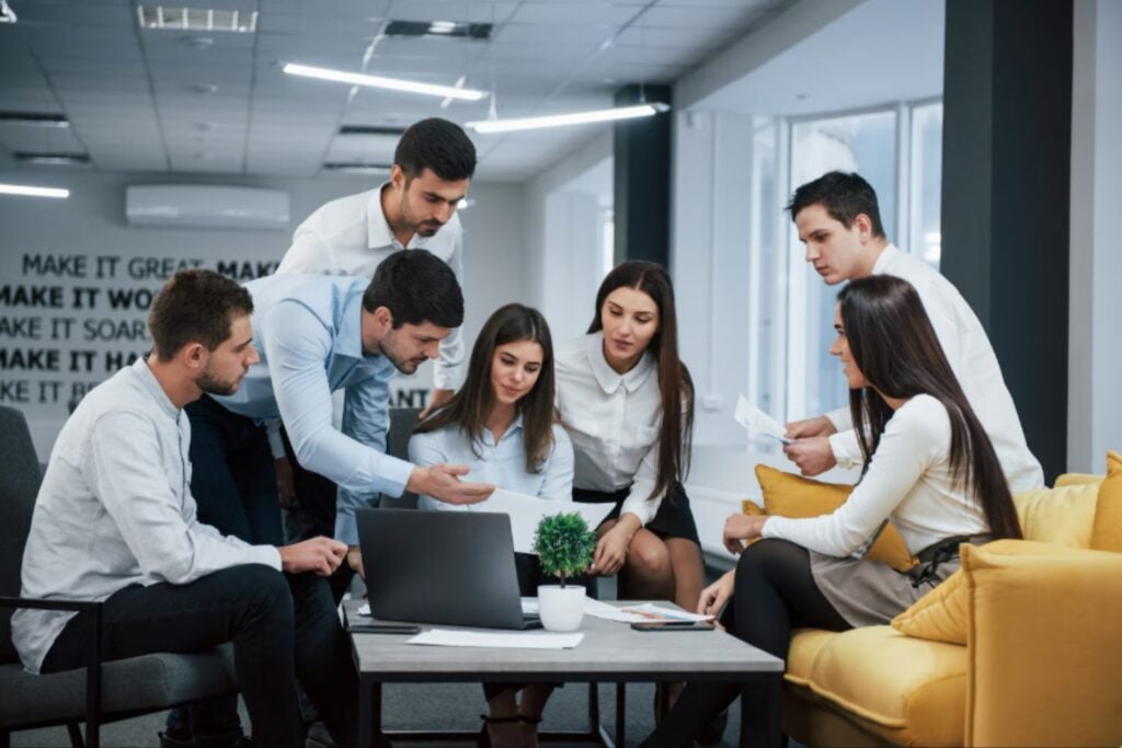 De usar IA a liderar equipos: cómo los nuevos expertos están cambiando las oficinas