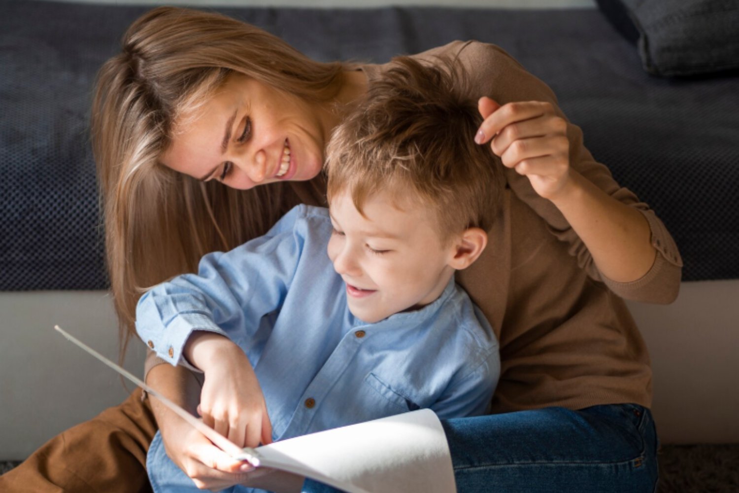 Criar a un hijo en un idioma que no es el tuyo: lo que realmente dice la ciencia sobre el bilingüismo no nativo
