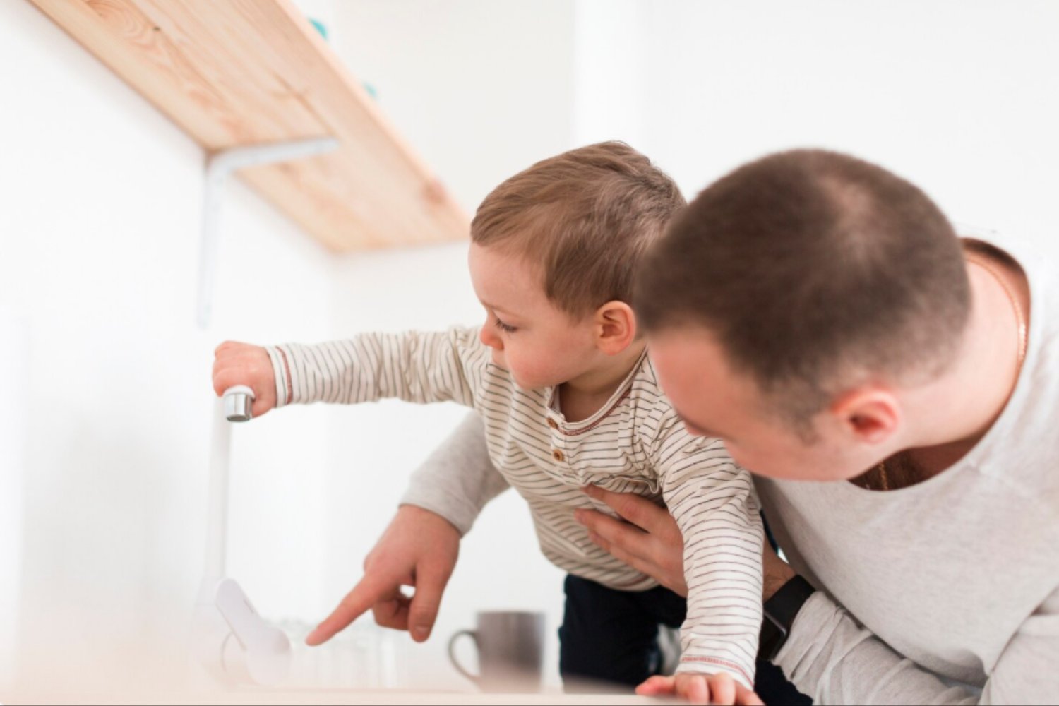 Criar a un hijo en un idioma que no es el tuyo: lo que realmente dice la ciencia sobre el bilingüismo no nativo