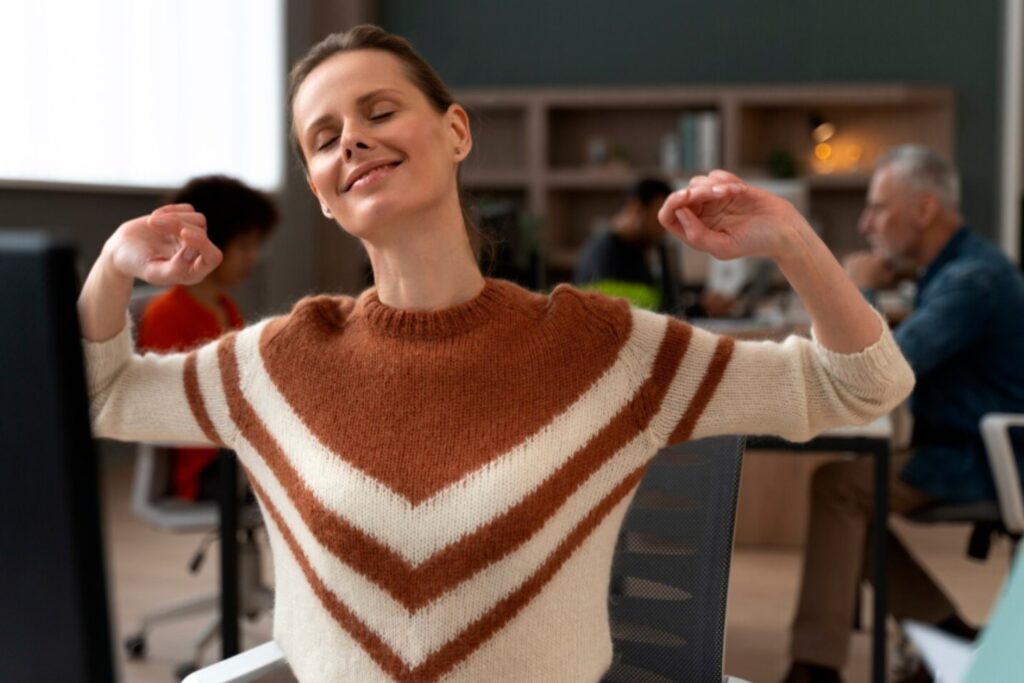 Por qué levantarte del sillón media hora puede mejorar tu ánimo al día siguiente, según la ciencia