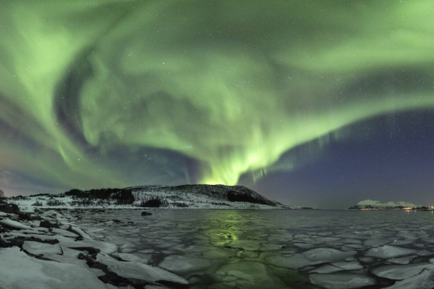 El día en que una tormenta solar convirtió la noche en aurora: cuando el cielo de Roma brilló como el Ártico (y podría volver a pasar)