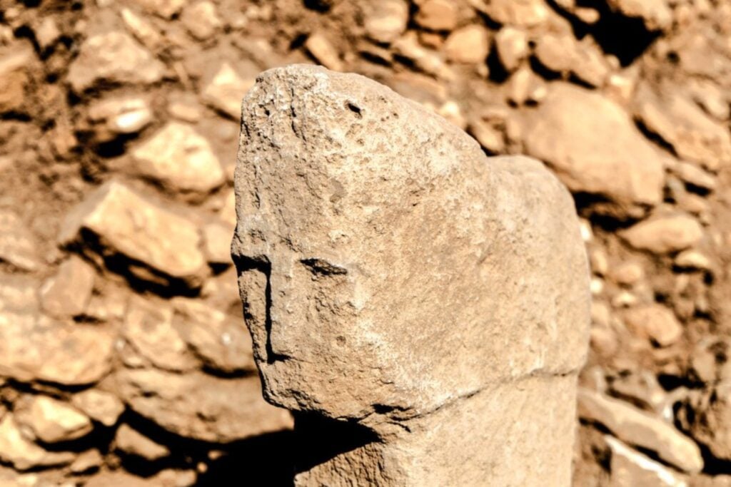Un rostro de piedra que reescribe la historia del arte neolítico
