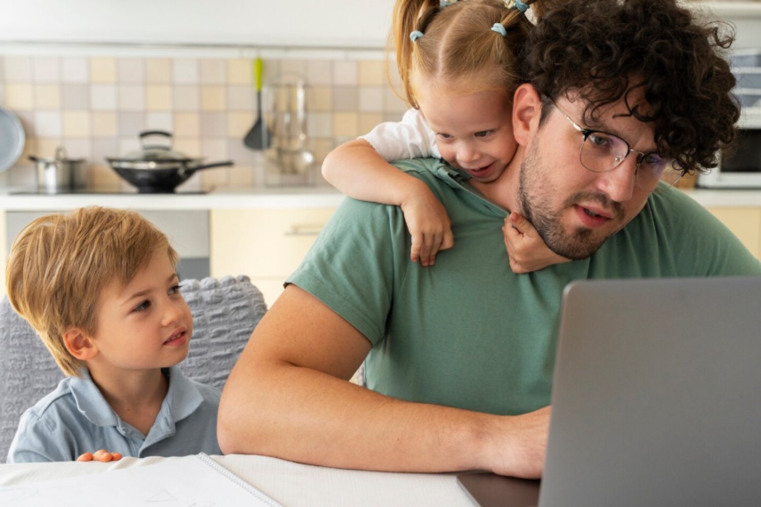 El estrés parental altera el cerebro infantil desde los primeros años)