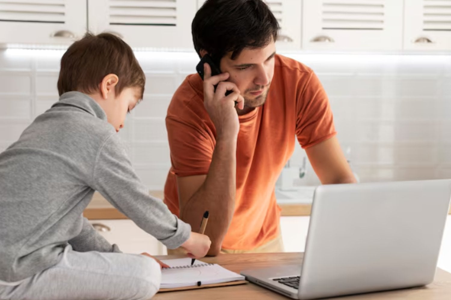 El estrés parental altera el cerebro infantil desde los primeros años