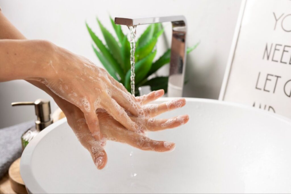 Lavarse sin parar: el trastorno obsesivo que afecta a miles de personas