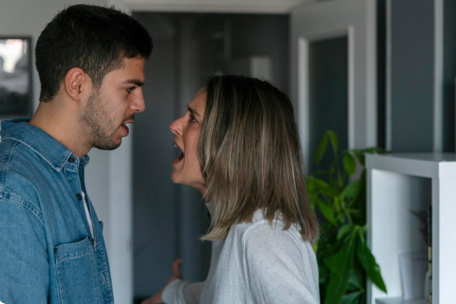 ¿Saltás de relación en relación? Tal vez no sea amor, sino miedo a estar solo