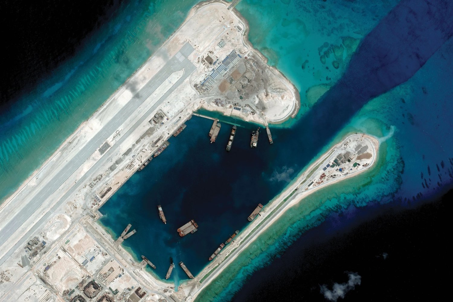 Pensábamos que el mapa del océano era inamovible. China lleva 12 años arrojando arena al mar y creando islas donde antes no había nada