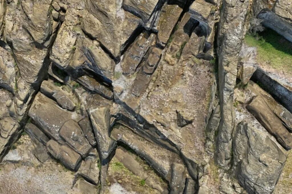 Un modelo 3D revela cómo se tallaban los moáis. La cantera de Rapa Nui muestra que la fabricación de las estatuas era descentralizada y hecha por clanes, no por un poder central