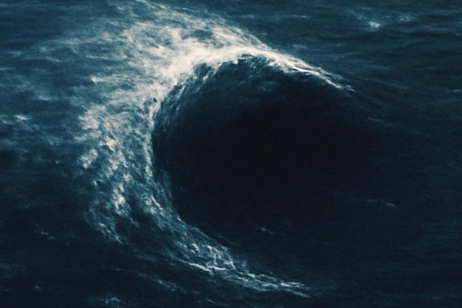 Durante años parecieron historias exageradas de marinos. Hoy los satélites confirman olas de hasta 35 metros formándose en el Pacífico abierto