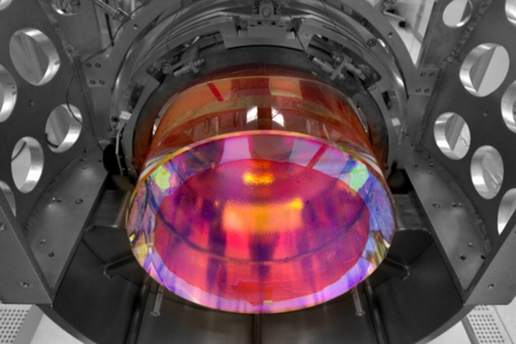 Europa construye una máquina colosal para rastrear vibraciones del espacio-tiempo que hoy permanecen invisibles. Si detecta cómo se atenúan las ondas gravitacionales a miles de millones de años luz, podríamos descubrir que la relatividad no es la última palabra sobre el cosmos