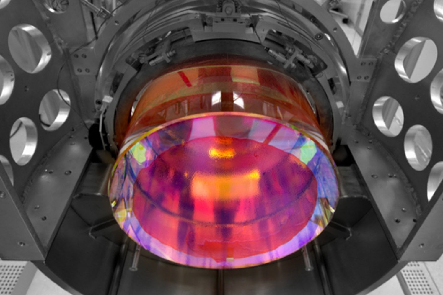 Europa construye una máquina colosal para rastrear vibraciones del espacio-tiempo que hoy permanecen invisibles. Si detecta cómo se atenúan las ondas gravitacionales a miles de millones de años luz, podríamos descubrir que la relatividad no es la última palabra sobre el cosmos
