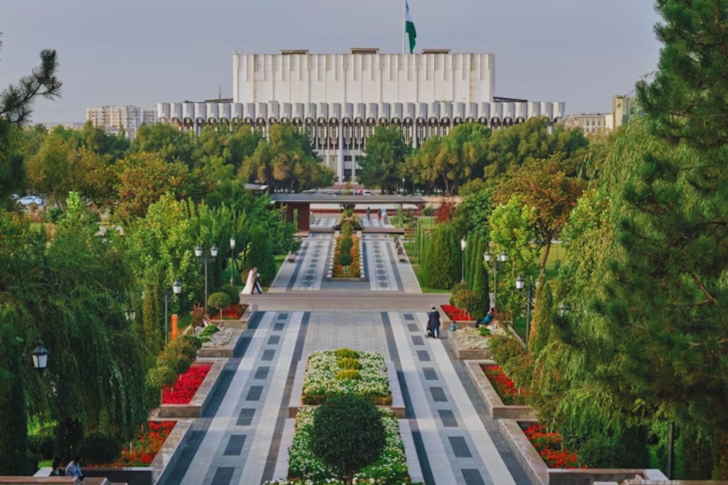 No es Corea del Norte. Es Turkmenistán, un país de ciudades blancas, vigilancia constante y servicios públicos gratuitos para quien no cuestione nada