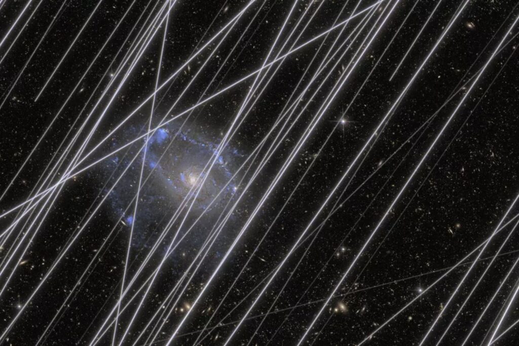El cielo ya no es tan silencioso como parecía. Las megaconstelaciones de satélites amenazan con contaminar hasta el 96 % de las imágenes de los nuevos telescopios espaciales y poner en jaque la astronomía moderna