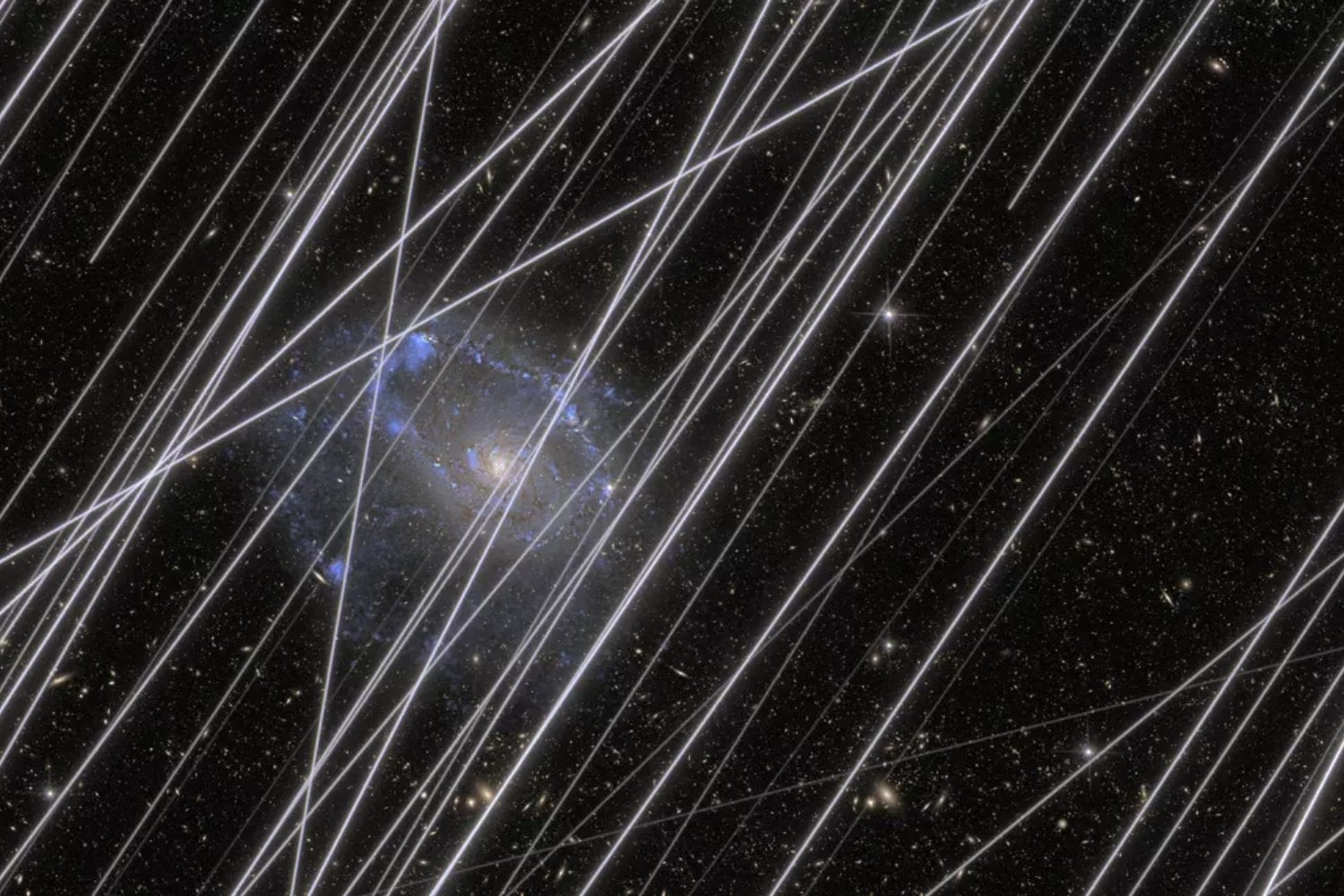 El cielo ya no es tan silencioso como parecía. Las megaconstelaciones de satélites amenazan con contaminar hasta el 96 % de las imágenes de los nuevos telescopios espaciales y poner en jaque la astronomía moderna