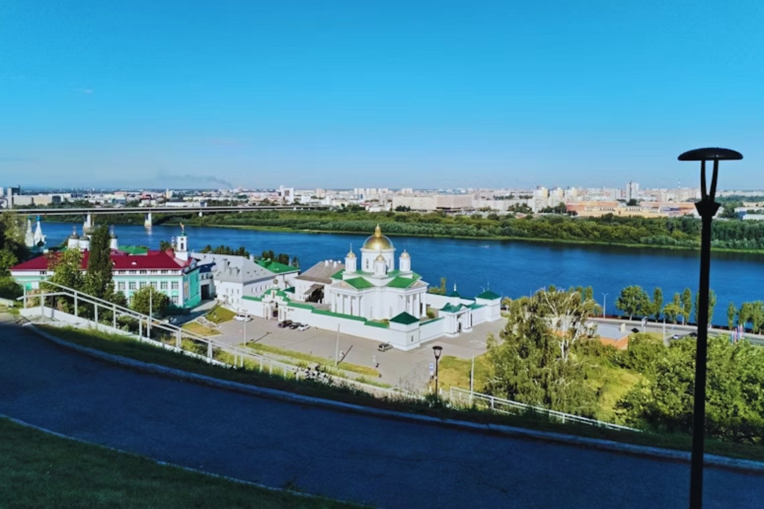 No es Corea del Norte. Es Turkmenistán, un país de ciudades blancas, vigilancia constante y servicios públicos gratuitos para quien no cuestione nada