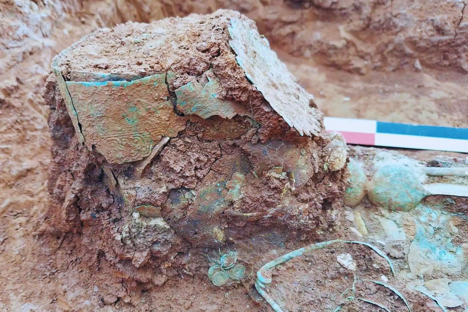 Una corona puesta al revés durante 2.700 años. El inquietante símbolo funerario que revela el fin de una estirpe en la Grecia arcaica