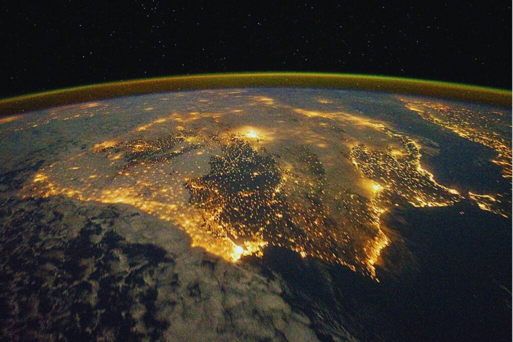 Lo lógico es pensar que el suelo bajo nuestros pies no se mueve. Pero la Península Ibérica está girando lentamente por la presión de África