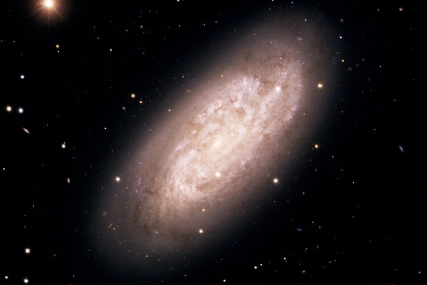 Una tormenta cósmica capturada a 50 millones de años luz. Lo que el Hubble ha visto en la galaxia NGC 1792 es un laboratorio vivo de nacimientos estelares