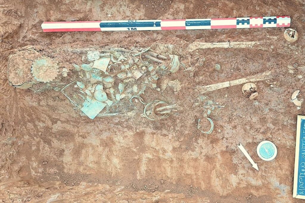 Una corona puesta al revés durante 2.700 años. El inquietante símbolo funerario que revela el fin de una estirpe en la Grecia arcaica