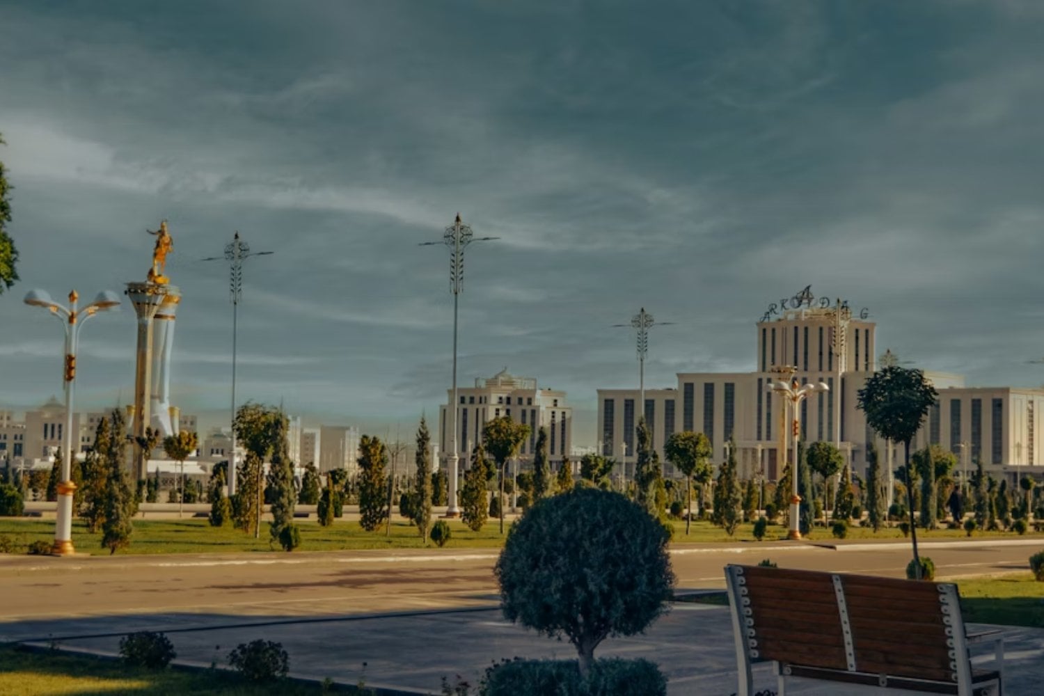 No es Corea del Norte. Es Turkmenistán, un país de ciudades blancas, vigilancia constante y servicios públicos gratuitos para quien no cuestione nada